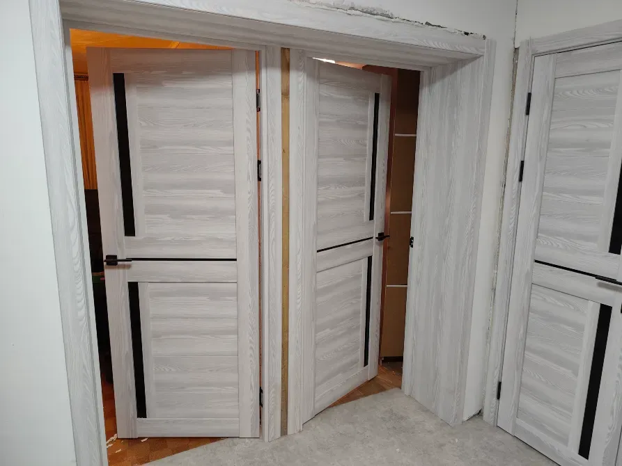 Двери с горизонтальными панелями, открытые в разных направлениях