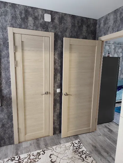 Две светлые двери в отделке под дерево