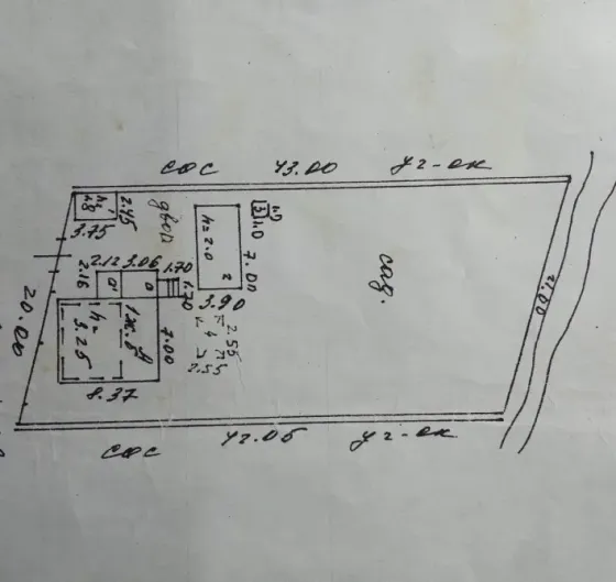 Участок жоспары шекаралары мен ғимараттардың өлшемдерін көрсету. Сурет түрлі өлшемдер мен объектілердің орналасуын белгілеу үшін аннотациялармен схема