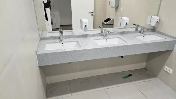 Система трубопроводов с красными и синими трубами, распределение водоснабжения и водоотведения