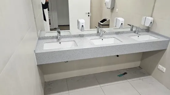 Система трубопроводов с красными и синими трубами, распределение водоснабжения и водоотведения