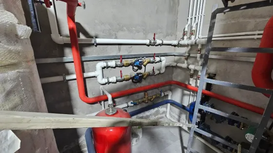 Система трубопроводов с красными и синими трубами, распределение водоснабжения и водоотведения