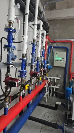 Система трубопроводов с красными и синими трубами, распределение водоснабжения и водоотведения