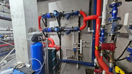Система трубопроводов с красными и синими трубами, распределение водоснабжения и водоотведения