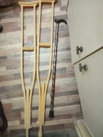 Костыли деревянные со специальными наконечниками