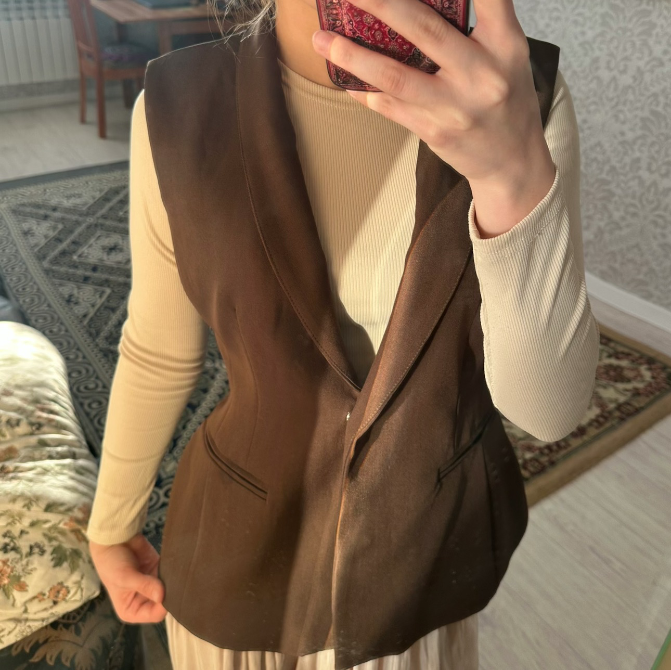 Модалы қоңыр жилет, модельде, айнадағы көрініс, жайлы интерьер