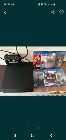 Игровая консоль PlayStation 4 с контроллером и набором игр, включая 