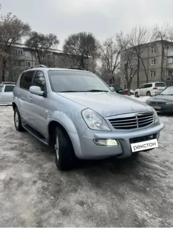 Интерьер автомобиля с панелью управления и рычагом переключения трансмиссии