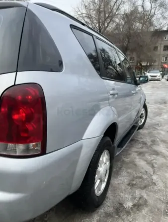 Интерьер автомобиля с панелью управления и рычагом переключения трансмиссии