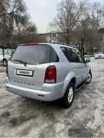 Интерьер автомобиля с панелью управления и рычагом переключения трансмиссии