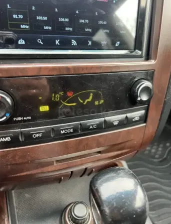 Интерьер автомобиля с панелью управления и рычагом переключения трансмиссии