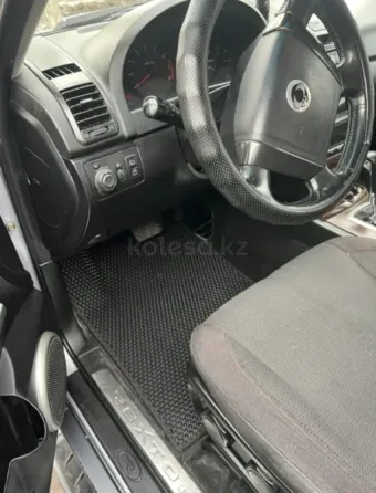 Интерьер автомобиля с панелью управления и рычагом переключения трансмиссии