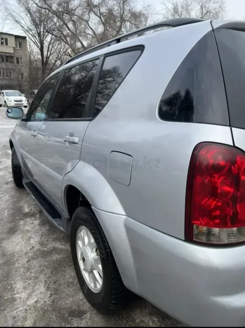 Боковой вид автомобиля с акцентом на задние фонари