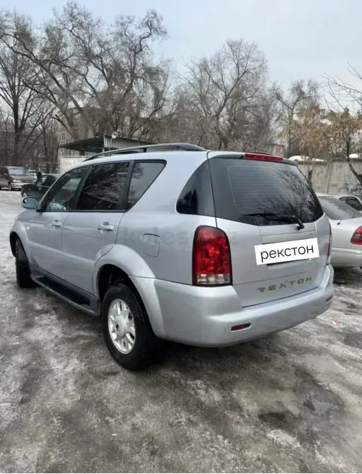 Задняя часть автомобиля с маркировкой 