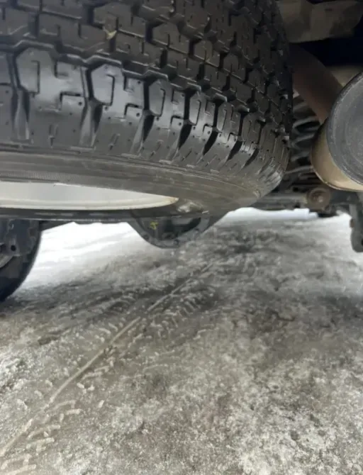 Подвеска автомобиля, вид снизу с акцентом на шинах