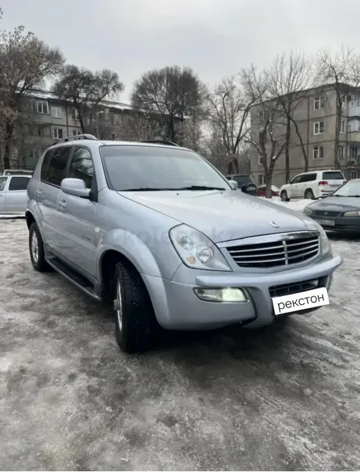 Передний вид автомобиля с отражением снежного пейзажа