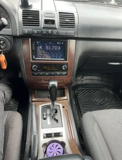 Интерьер автомобиля с мультимедиа системой и трансмиссией