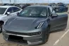 Электрлік автокөлік Zeekr 001 қараңғы ортада жарықты фаралармен