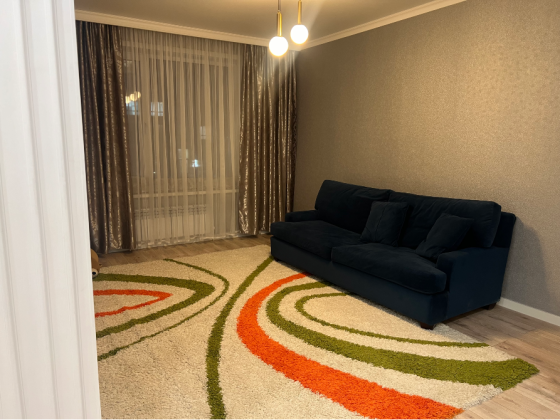 Пәтердің интерьері асүй мен қонақ бөлмесіне бөлінген