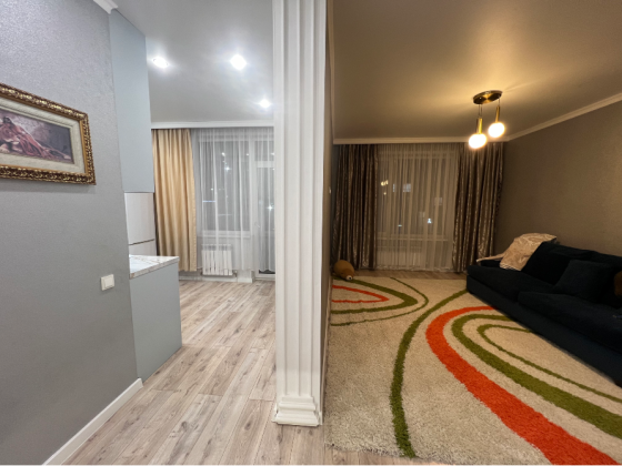 Пәтердің интерьері асүй мен қонақ бөлмесіне бөлінген