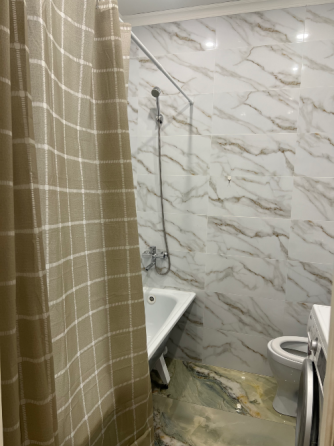 Пәтердің интерьері асүй мен қонақ бөлмесіне бөлінген