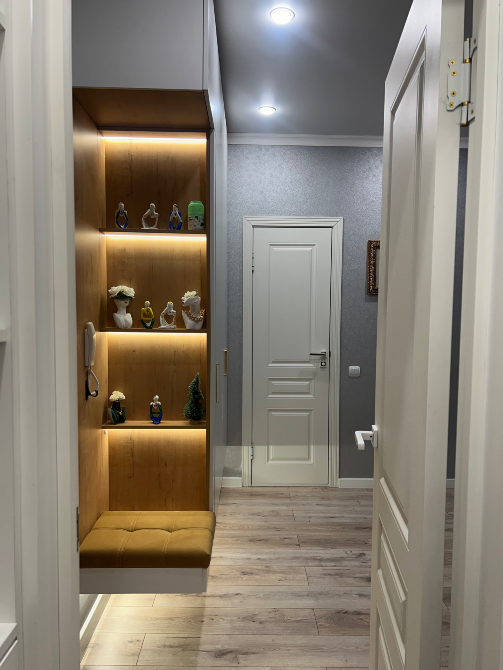 Кіру алаңы декорға арналған сөре және басқа бөлмелерге шығатын жолмен