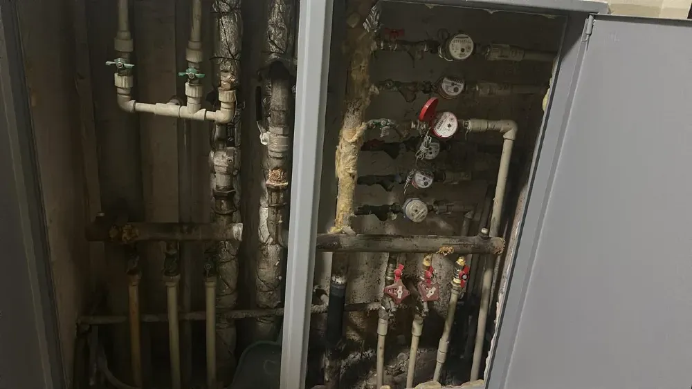 Система отопления с трубами и манометрами