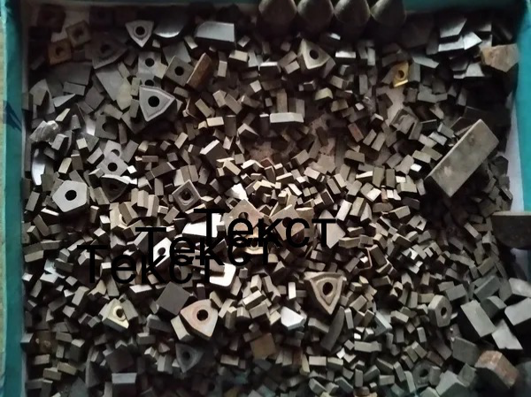 Әр түрлі пішіндер мен өлшемдердегі металл бөлшектердің көптігі бір контейнерде жиналған.