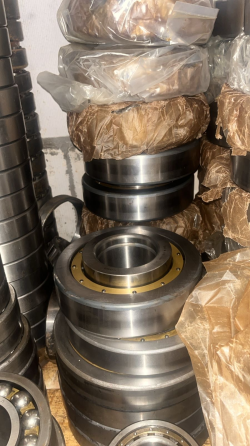 Запасные части для машин, включая подшипники и металлические детали, упакованные в защитную пленку