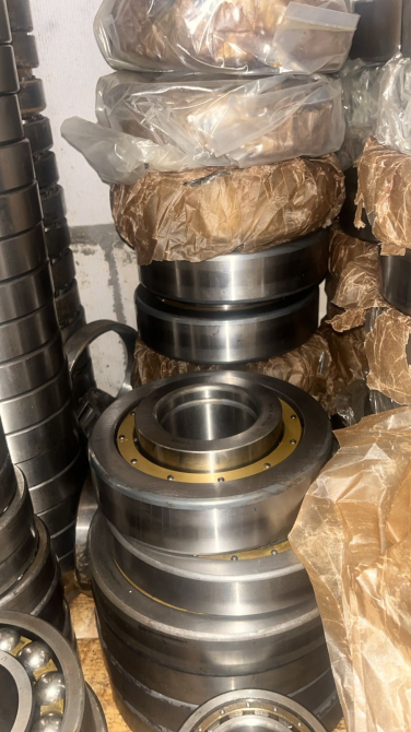 Запасные части: металлические детали и подшипники, сложенные в штабель