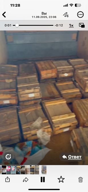 Коробки с деревянными ящиками, лежащими на полу