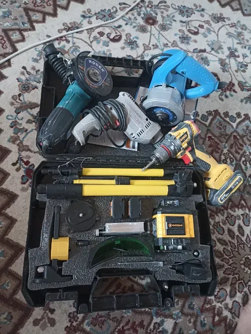 Инструменттер жинағы, электр бұрғысы, бұрғы және басқа да құралдармен бірге