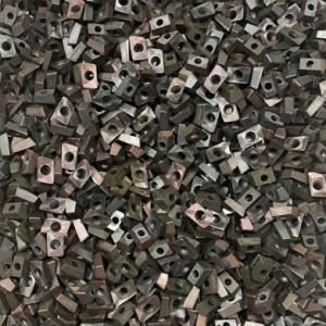 множество небольших металлических изделий, представляющих собой резцы различной формы