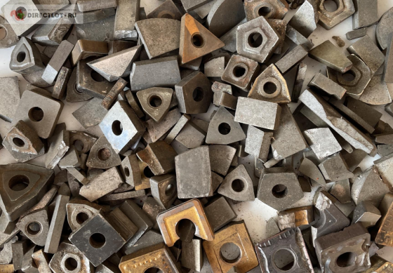 Әр түрлі пішіндер мен өлшемдердегі металдық бөлшектердің қағазға жиналуы