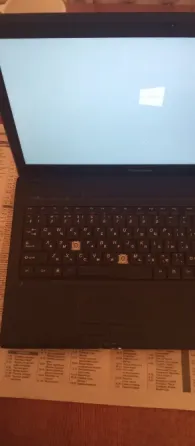 Ноутбук Lenovo на темном фоне