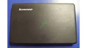 Ноутбук Lenovo на темном фоне