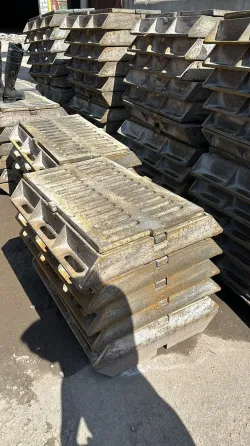 Круглая крышка люка с текстурированной поверхностью и маркировкой «БК»