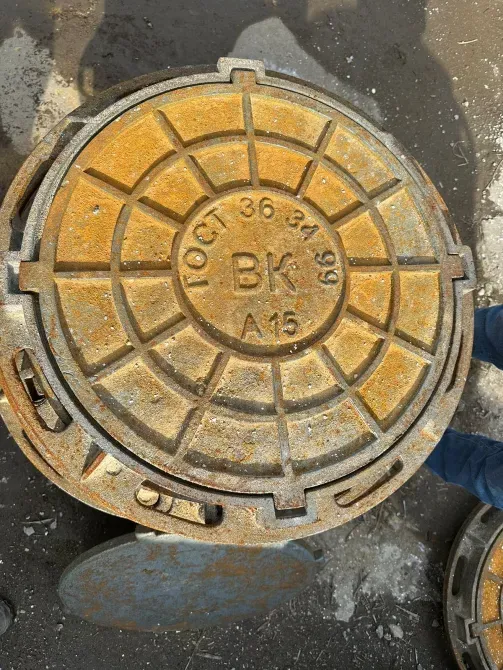 Крышка люка с радиальной сеткой и обозначением «БК»