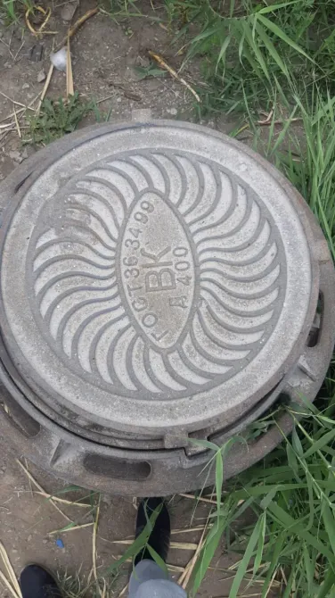 Крышка люка с радиальной текстурой и маркировкой «БК»