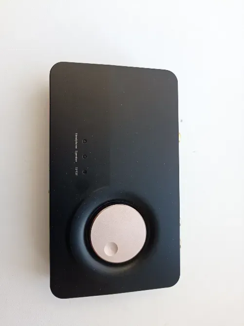 Верхняя панель звуковой карты ASUS с управлением громкостью и индикаторами статуса