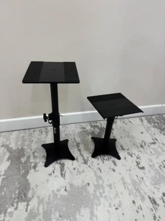 Чёрные регулируемые столики с квадратными верхами