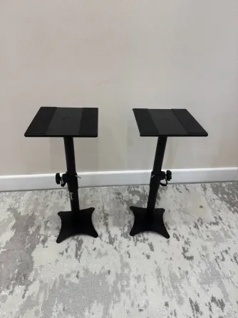 Чёрные регулируемые столики с квадратными верхами