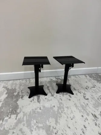 Чёрные регулируемые столики с квадратными верхами