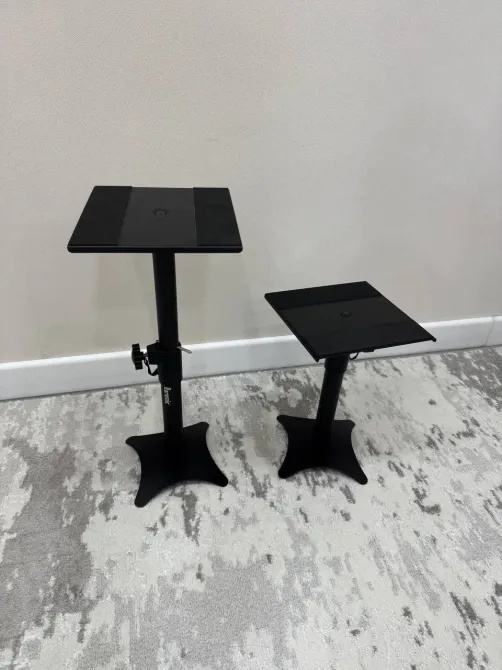 Регулируемый столик меньшего размера рядом с большим