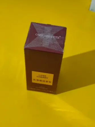 Упаковка парфюма Lose Cherry на фоне новогодних огней