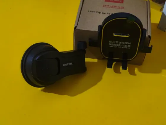 Крепление для телефона на присоске, установленное на стене с цветочным узором