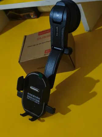 Крепление для телефона на присоске, установленное на стене с цветочным узором