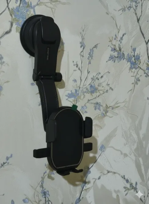 Крепление для телефона на присоске, установленное на стене с цветочным узором