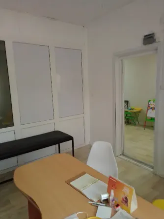 Телевизорлы және түрлі-түсті безендірілген коридор интерьері