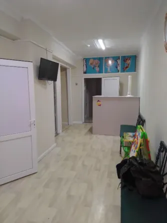 Телевизорлы және түрлі-түсті безендірілген коридор интерьері